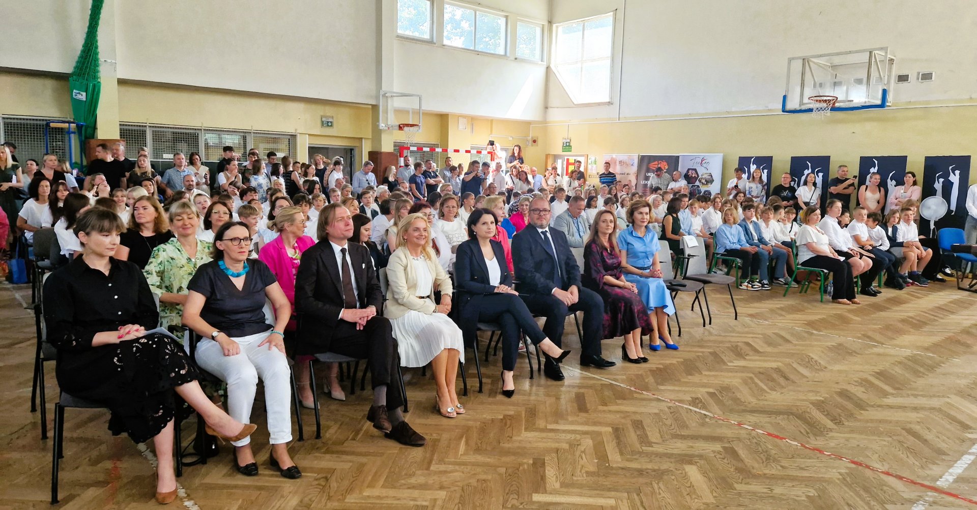 zdjęcia z zakończenia roku szkolnego w Szkole Podstawowej nr 92 w Warszawie