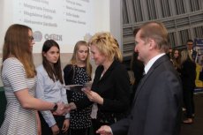 Aurelia Michałowska - Mazowiecki Kurator Oświaty oraz Jarosław Zaroń - Dyrektor MSCDN wręczają dyplomy nagrodzonym uczniom 