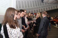 Aurelia Michałowska - Mazowiecki Kurator Oświaty oraz Jarosław Zaroń - Dyrektor MSCDN wręczają dyplomy nagrodzonym uczniom