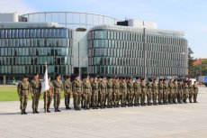 Złożenie kwiatów pod Grobem Nieznanego Żołnierza - klasa mundurowa z LXXII LIceum Ogólnokształcącego im. gen. Jakuba Jasińskiego w Warszawie  