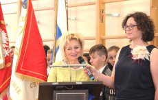 Nadanie sztandaru Szkole Podstawowej w Izabelinie, Aurelia Michałowska Mazowiecki Kurator Oświaty  