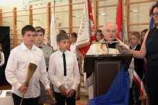 Nadanie sztandaru Szkole Podstawowej w Izabelinie - ksiądz Arcybiskup Henryk Hoser - Biskup Warszawsko-Praski 