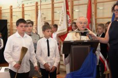 Nadanie sztandaru Szkole Podstawowej w Izabelinie - ksiądz Arcybiskup Henryk Hoser - Biskup Warszawsko-Praski  