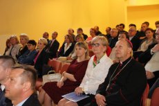 od lewej: Magdalena Cichostępska - Dyrektor Wydziału KPU KO w Warszawie, Dorota Skrzypek - Mazowiecki Wicekurator Oświaty, ks. bp. prof. dr hab. Tadeusz Pikus - Biskup Drohiczyński 