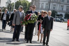 Złożenie kwiatów na płycie Grobu Nieznanego Żołnierza