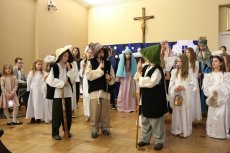 Uczniowie odgrywający jasełka.