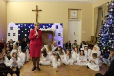 Mazowiecki Wicekurator Oświaty przemawia. W tle uczniowie szkoły.