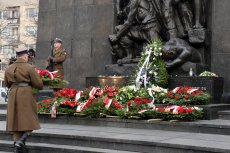 Międzynarodowy Dzień Pamięci o Ofiarach Holokaustu żołnierz Wojska Polskiego składający wieniec, w tle wieńce złożone przez delegacje pod Pomnikiem Bohaterów Getta 