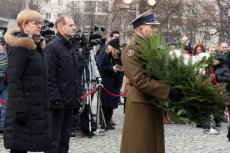 Międzynarodowy Dzień Pamięci o Ofiarach Holokaustu Dorota Skrzypek, Krzysztof Wiśniewski- Mazowieccy Wicekuratorzy Oświaty oraz żołnierz Wojska Polskiego składający wieniec pod Pomnikiem Bohaterów Getta 