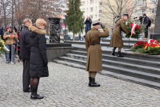 Międzynarodowy Dzień Pamięci o Ofiarach Holokaustu Dorota Skrzypek oraz Krzysztof Wiśniewski- Mazowieccy Wicekuratorzy Oświaty składający hołd pod Pomnikiem Bohaterów Getta, w tle żołnierz Wojska Polskiego trzymający wieniec 