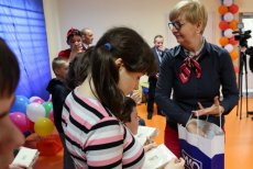 Zima z Uśmiechem 2020 Dorota Skrzypek- Mazowiecki Wicekurator Oświaty wręcza upominki MKO niepełnosprawnych uczniom Szkoły 