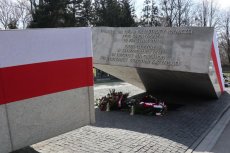  Dorota Skrzypek Mazowiecki Wicekurator Oświaty złożyła wieniec pod Pomnikiem upamiętniającym ofiary katastrofy smoleńskiej na Cmentarzu Wojskowym na Powązkach w Warszawie.