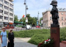  Aurelia Michałowska – Mazowiecki Kurator Oświaty oraz Dorota Skrzypek – Mazowiecki Wicekurator Oświaty oddały cześć uczestnikom Powstania Warszawskiego pod Pomnikiem Małego Powstańca