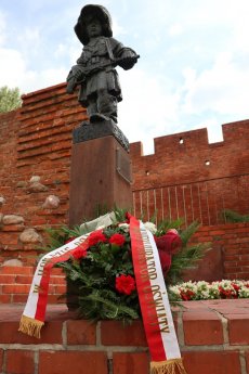  wieniec pod Pomnikiem Małego Powstańca w Warszawie