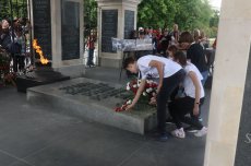 Uczniowie składają kwiaty na Grobie Nieznanego Żołnierza w Warszawie 