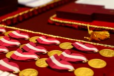 Obchody Dnia Edukacji Narodowej na Mazowszu - Warszawa Na zdjęciu odznaczenia i medale KEN. 