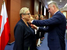 Obchody Dnia Edukacji Narodowej na Mazowszu - Warszawa Artur Standowicz - Wicewojewoda Mazowiecki dokonuje odznaczenia nauczycieli. 