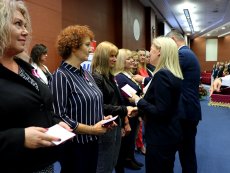 Obchody Dnia Edukacji Narodowej na Mazowszu - Warszawa Nadawanie odznaczeń. Na zdjęciu widoczni Aurelia Michałowska Mazowiecki Kurator Oświaty, Artur Standowicz - Wicewojewoda Mazowiecki oraz uhonorowane osoby. 