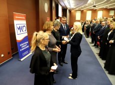Obchody Dnia Edukacji Narodowej na Mazowszu - Warszawa Nadawanie odznaczeń. Na zdjęciu widoczni Aurelia Michałowska Mazowiecki Kurator Oświaty, Artur Standowicz - Wicewojewoda Mazowiecki oraz uhonorowane osoby. 