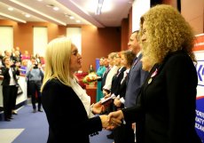Obchody Dnia Edukacji Narodowej na Mazowszu - Warszawa Nadawanie odznaczeń. Na zdjęciu widoczna Aurelia Michałowska Mazowiecki Kurator Oświaty oraz uhonorowane osoby. 