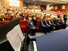 Obchody Dnia Edukacji Narodowej na Mazowszu - Warszawa Aula. Na pierwszym planie pianino. Na drugim planie zaproszeni goście oraz uczestnicy konferencji. 