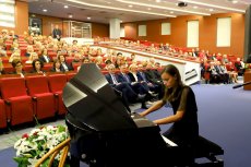 Obchody Dnia Edukacji Narodowej na Mazowszu - Warszawa Na pierwszym planie młoda pianistka w trakcie występu artystycznego. W tle zaproszeni goście oraz uczestnicy konferencji. 