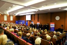 Obchody Dnia Edukacji Narodowej na Mazowszu - Warszawa Aula. Na pierwszym planie uczestnicy konferencji, w tle chór szkoły muzycznej podczas występu artystycznego. 