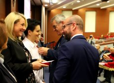 Obchody Dnia Edukacji Narodowej na Mazowszu - Warszawa Nadawanie odznaczeń. Na zdjęciu widoczny Wojciech Murdzek Wiceminister Edukacji i Nauki, Artur Górecki  Dyrektor Departamentu kształcenia ogólnego i podstaw podstawowych KOPP Ministerstwa Edukacji i Nauki oraz uhonorowane osoby. 