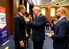 Obchody Dnia Edukacji Narodowej na Mazowszu - Warszawa Nadawanie odznaczeń. Na zdjęciu widoczny Wojciech Murdzek Wiceminister Edukacji i Nauki, Artur Górecki  Dyrektor Departamentu kształcenia ogólnego i podstaw podstawowych KOPP Ministerstwa Edukacji i Nauki oraz uhonorowane osoby. 