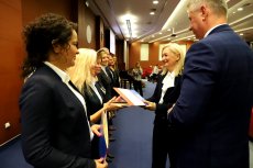 Obchody Dnia Edukacji Narodowej na Mazowszu - Warszawa Nadawanie odznaczeń. Na zdjęciu widoczny Artur Standowicz Wicewojewoda Mazowiecki, Aurelia Michałowska Mazowiecki Kurator Oświaty oraz uhonorowane osoby. 