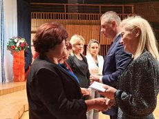 Dzień Edukacji Narodowej - Kuratorium Oświaty delegatura Radom Nadanie odznaczeń. Na zdjęciu Artur Standowicz - Wicewojewoda Mazowiecki, Aurelia Michałowska - Mazowiecki Kurator Oświaty oraz uhonorowane osoby. 