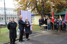 Uroczystość odsłonięcia pomnika poświęconego pamięci Głuchych Żołnierzy Armii Krajowej przy Instytucie Głuchoniemych w Warszawie  